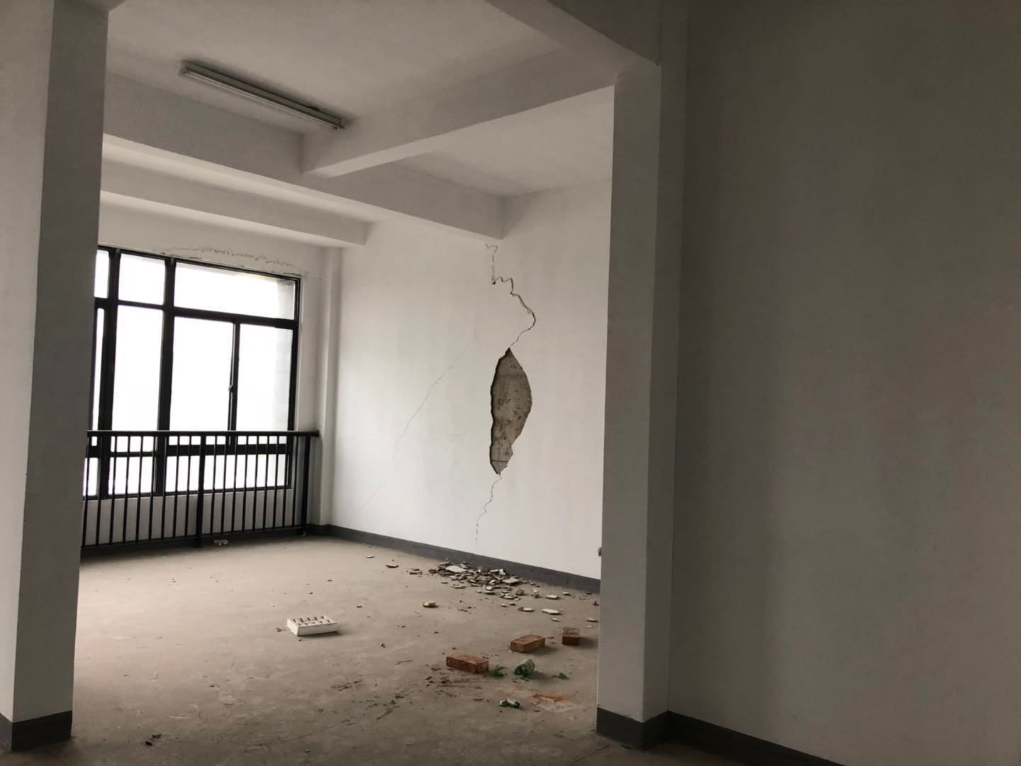 产金所_杭州市江干区钱塘白石嘉苑15幢底商1号四年租赁权